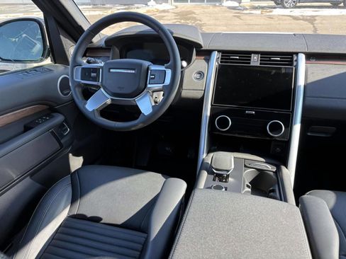 Used 2025 Land Rover Discovery S image 23