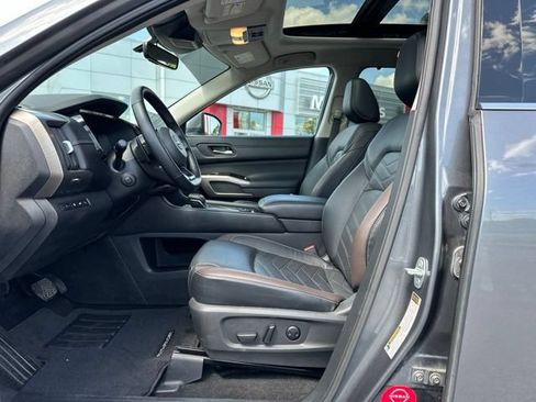 Used 2024 Nissan Pathfinder Platinum w/ Lighting Package (N92) AWD/4WD image 11