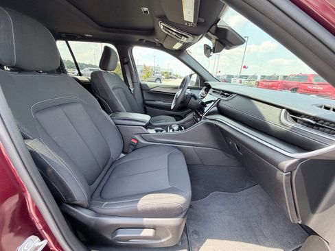 Used 2025 Jeep Grand Cherokee Laredo X RWD image 24