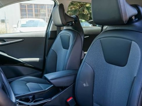 Used 2025 Kia Niro EX FWD image 19