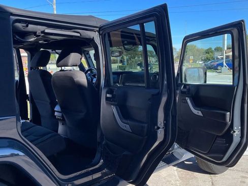 Used 2017 Jeep Wrangler Unlimited Sahara w/ Connectivity Group image 18