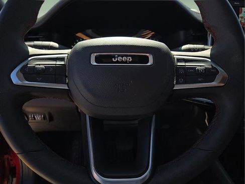 Used 2025 Jeep Compass Trailhawk AWD/4WD image 31