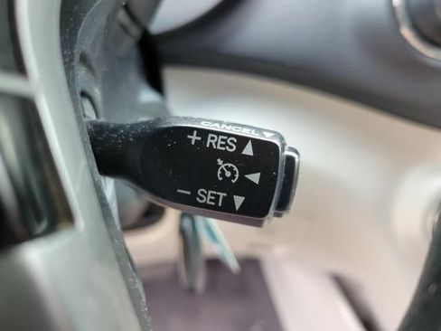 Used 2013 Toyota Highlander FWD w/ Cold Weather Pkg image 23