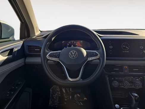 Certified 2024 Volkswagen Taos SE image 13