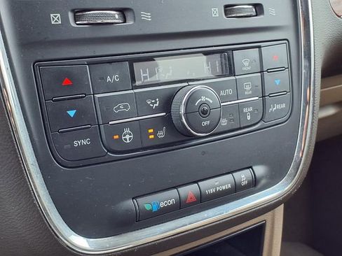 Used 2015 Chrysler Town & Country Touring w/ Driver Convenience Group FWD image 15
