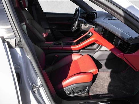 Used 2021 Porsche Taycan image 25