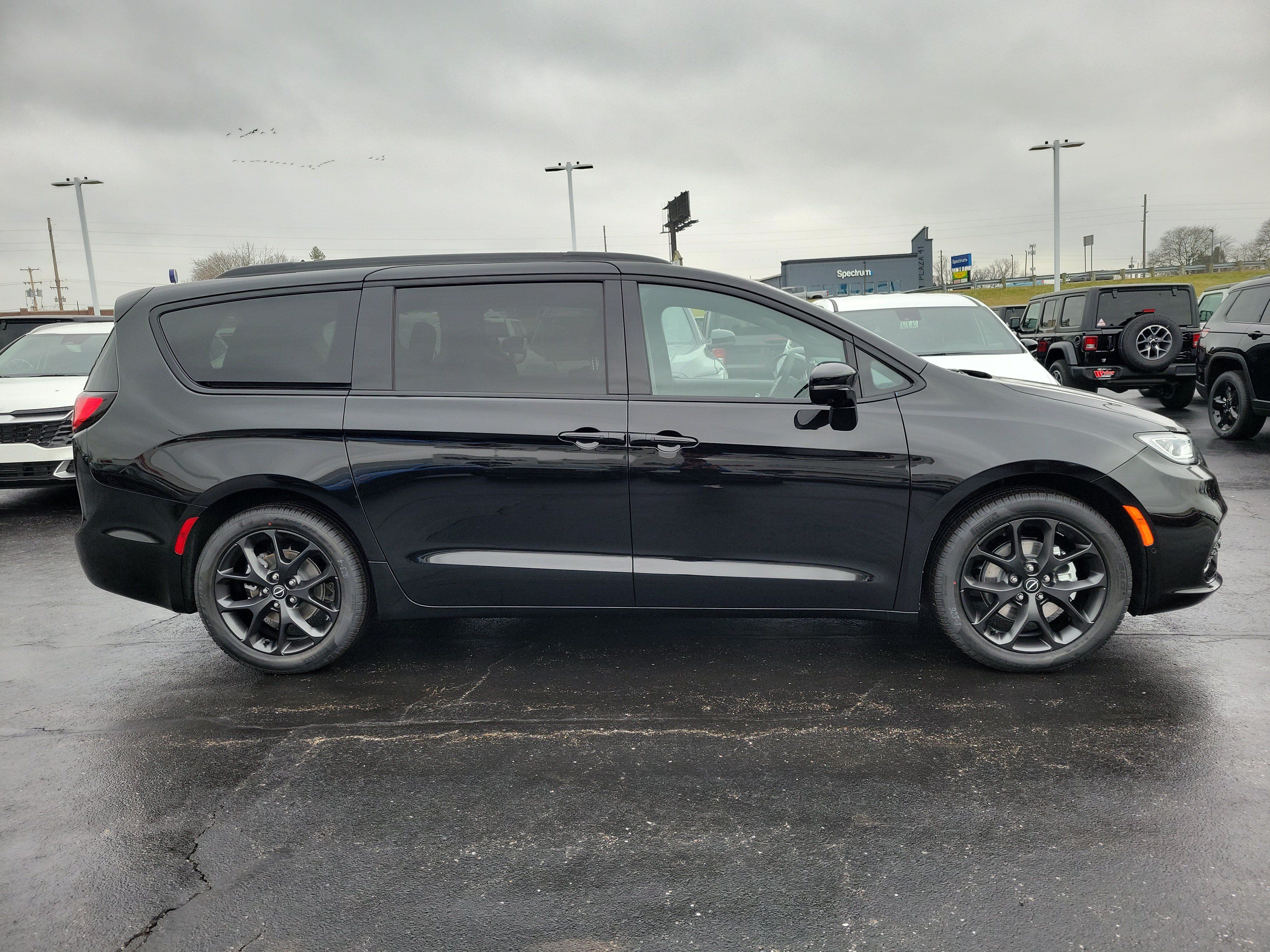 New 2026 Chrysler Pacifica Select FWD image 3