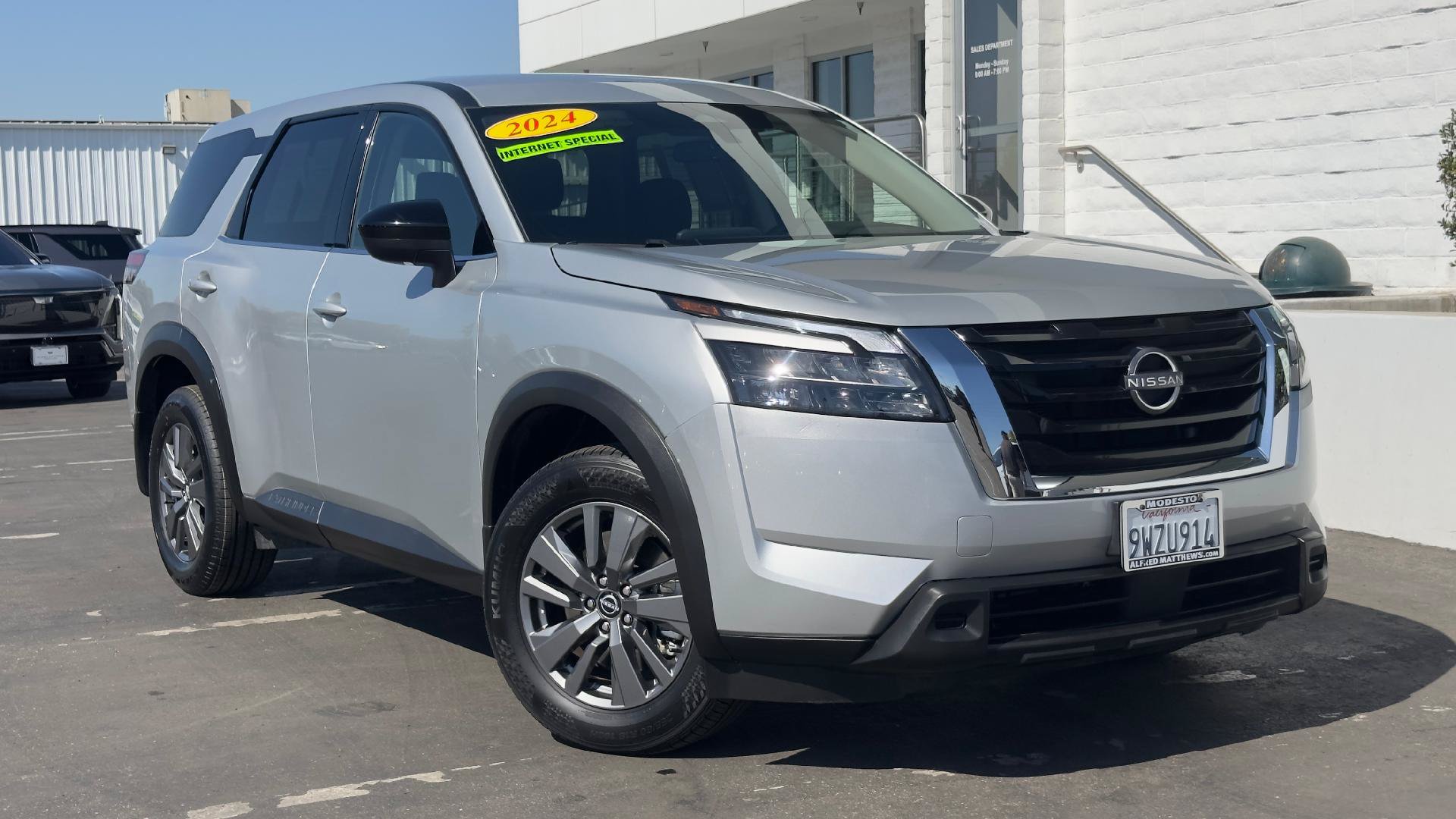 Used 2024 Nissan Pathfinder S FWD image 1