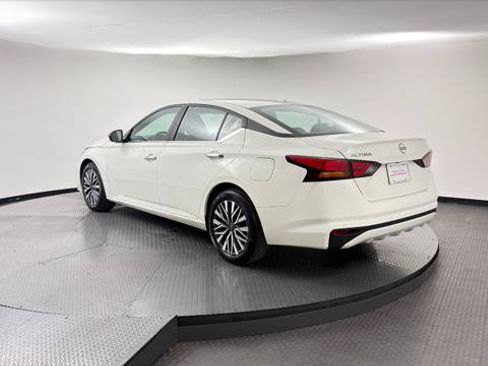 Used 2025 Nissan Altima 2.5 SV FWD image 6
