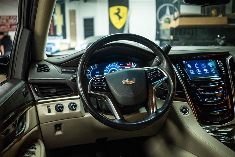 Used 2018 Cadillac Escalade Premium Luxury AWD/4WD image 16
