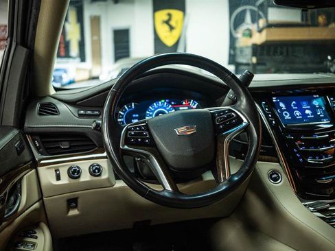 Used 2018 Cadillac Escalade Premium Luxury AWD/4WD image 16