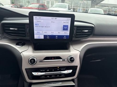 Used 2024 Ford Explorer XLT AWD/4WD image 30