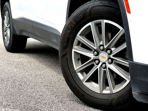 Used 2023 Chevrolet Traverse LT FWD image 2