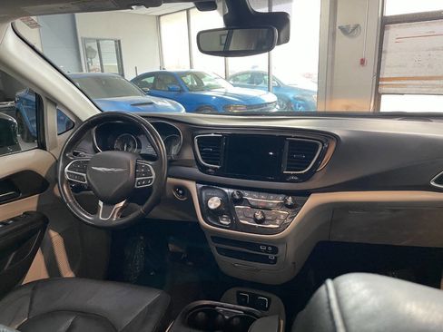 Used 2019 Chrysler Pacifica Touring-L Plus w/ Advanced Safetytec Group image 29