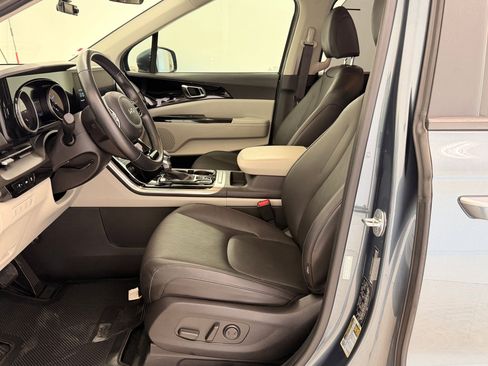 Used 2022 Kia Carnival EX image 5