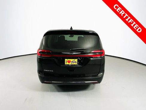 Used 2024 Chrysler Pacifica Touring-L image 8