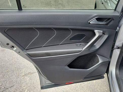 Used 2024 Volkswagen Tiguan SE w/ Panoramic Sunroof Package FWD image 9