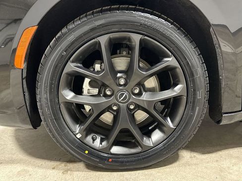 Used 2025 Chrysler Pacifica Limited FWD image 29