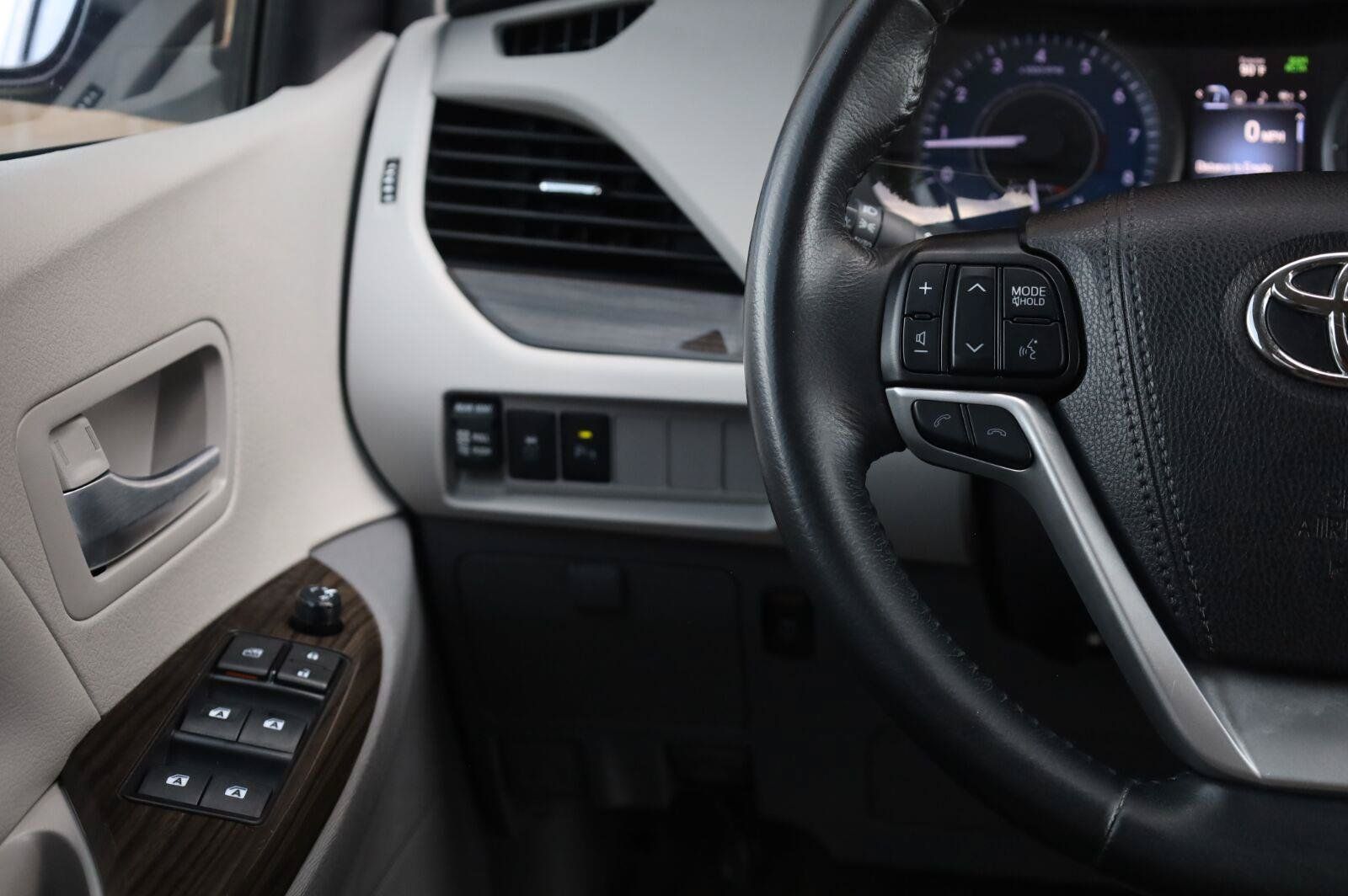 Used 2019 Toyota Sienna XLE Premium FWD image 30