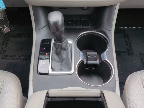 Used 2014 Toyota Highlander LE FWD image 18