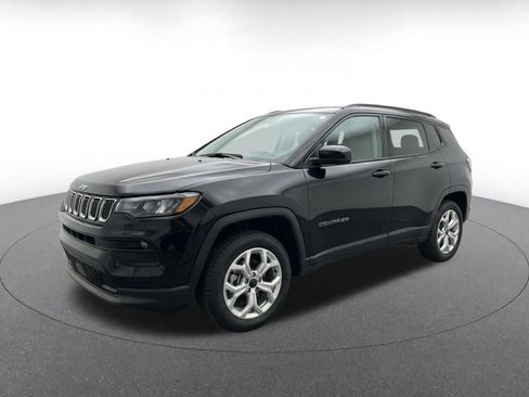 Used 2025 Jeep Compass Latitude AWD/4WD image 3