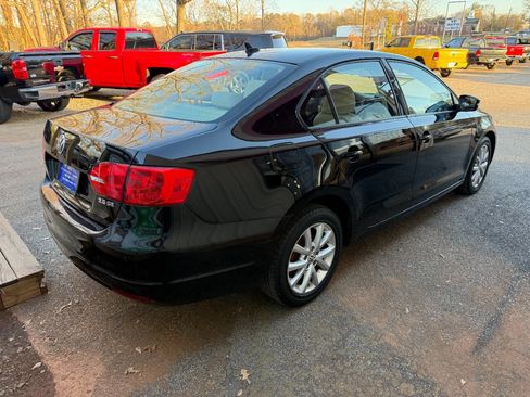 Used 2011 Volkswagen Jetta SE FWD image 4