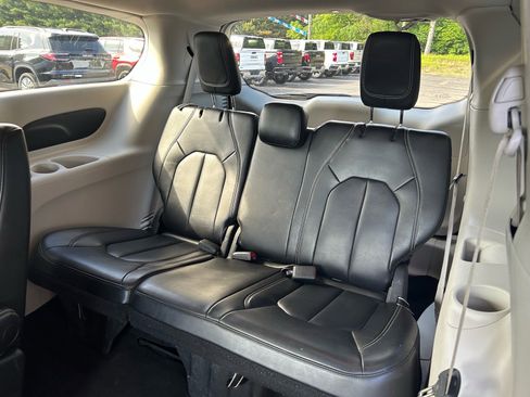 Used 2023 Chrysler Pacifica Touring-L FWD image 7