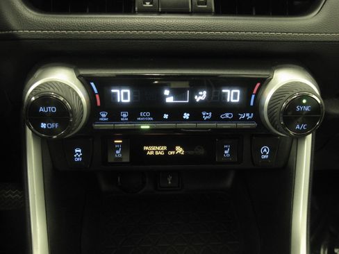 Used 2021 Toyota RAV4 XLE Premium image 16