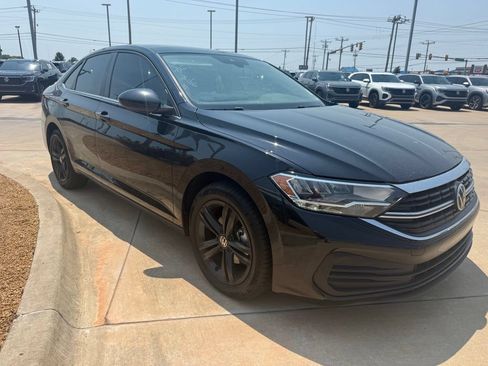 Certified 2023 Volkswagen Jetta SE w/ Panoramic Sunroof Package FWD image 7