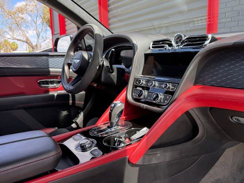 Used 2022 Bentley Bentayga image 26