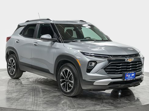 Used 2024 Chevrolet TrailBlazer LT w/ LT Cold Weather Package FWD image 11