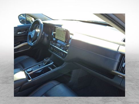 Used 2023 Nissan Pathfinder Platinum image 11