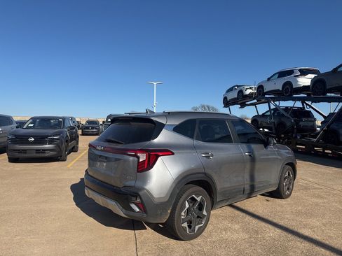 Used 2024 Kia Seltos EX image 7