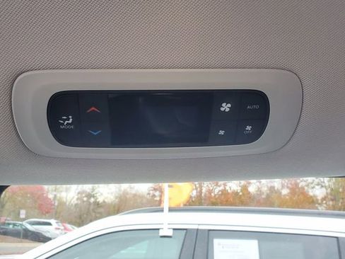 Certified 2024 Chrysler Pacifica Touring-L image 23