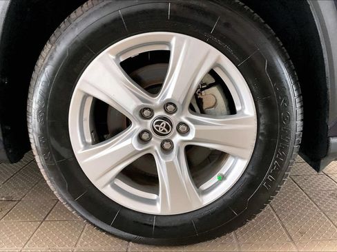 Used 2025 Toyota Highlander LE FWD image 35