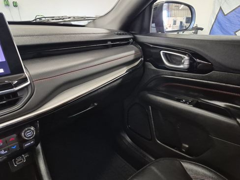 Used 2025 Jeep Compass Trailhawk AWD/4WD image 19