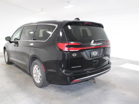 Used 2024 Chrysler Pacifica Touring-L image 7