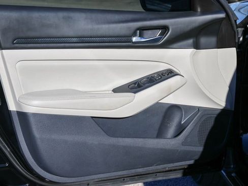 Used 2025 Nissan Altima 2.5 SV image 9