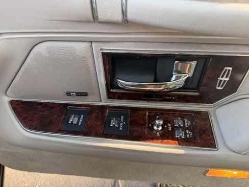 Used 1992 Lincoln Town Car Signature RWD image 14