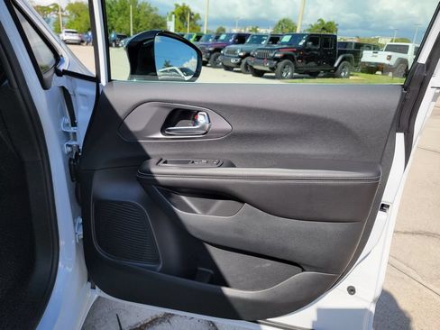 New 2026 Chrysler Pacifica Select FWD image 13
