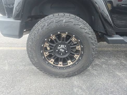 Used 2018 Jeep Wrangler Unlimited Sahara AWD/4WD image 9