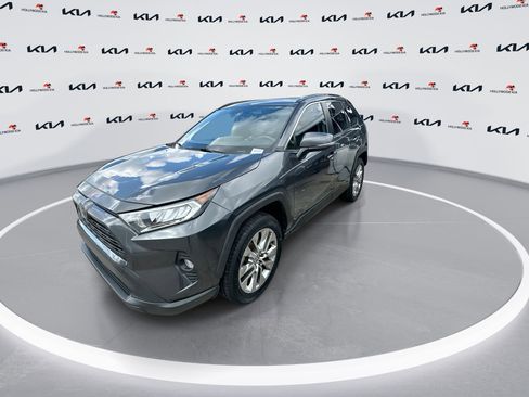 Used 2020 Toyota RAV4 XLE Premium image 4