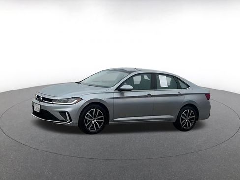 Used 2025 Volkswagen Jetta SE image 11