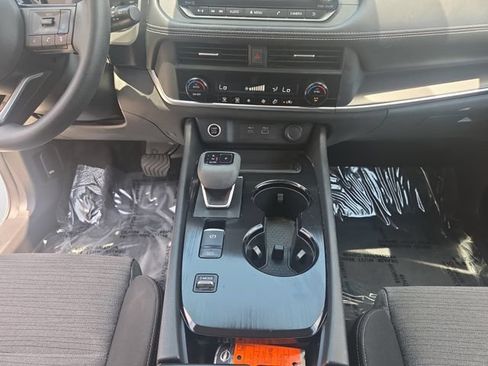 Used 2023 Nissan Rogue SV FWD image 11