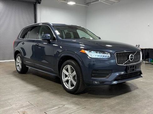 Used 2022 Volvo XC90 T5 Momentum image 2