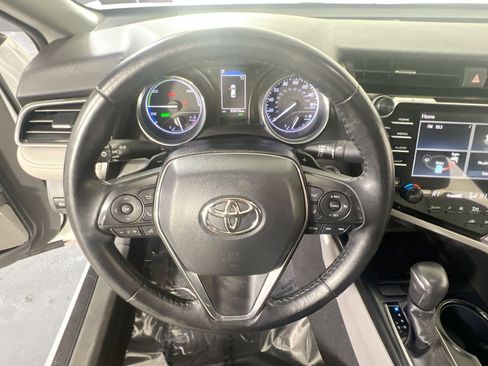 Used 2019 Toyota Camry SE w/ Sunroof Package image 11