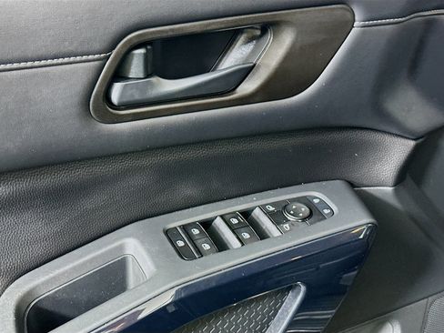 Used 2024 Nissan Pathfinder S image 15