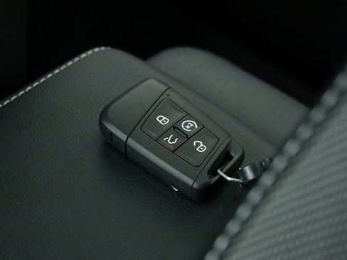 New 2024 Volkswagen Taos SE image 32