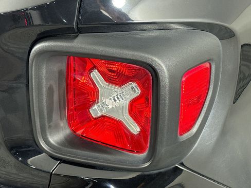 Used 2020 Jeep Renegade Latitude w/ Cold Weather Group image 33