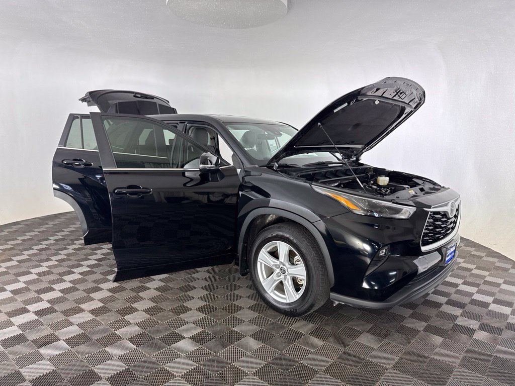 Used 2024 Toyota Highlander LE AWD/4WD image 19
